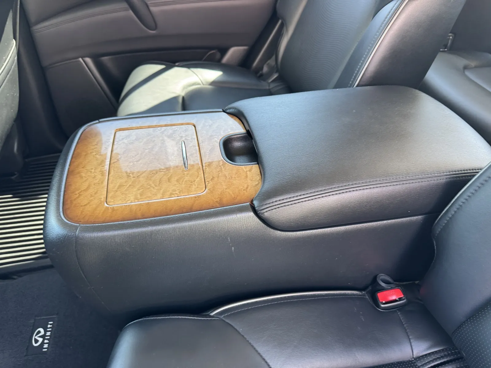 Infiniti QX56 photo 40
