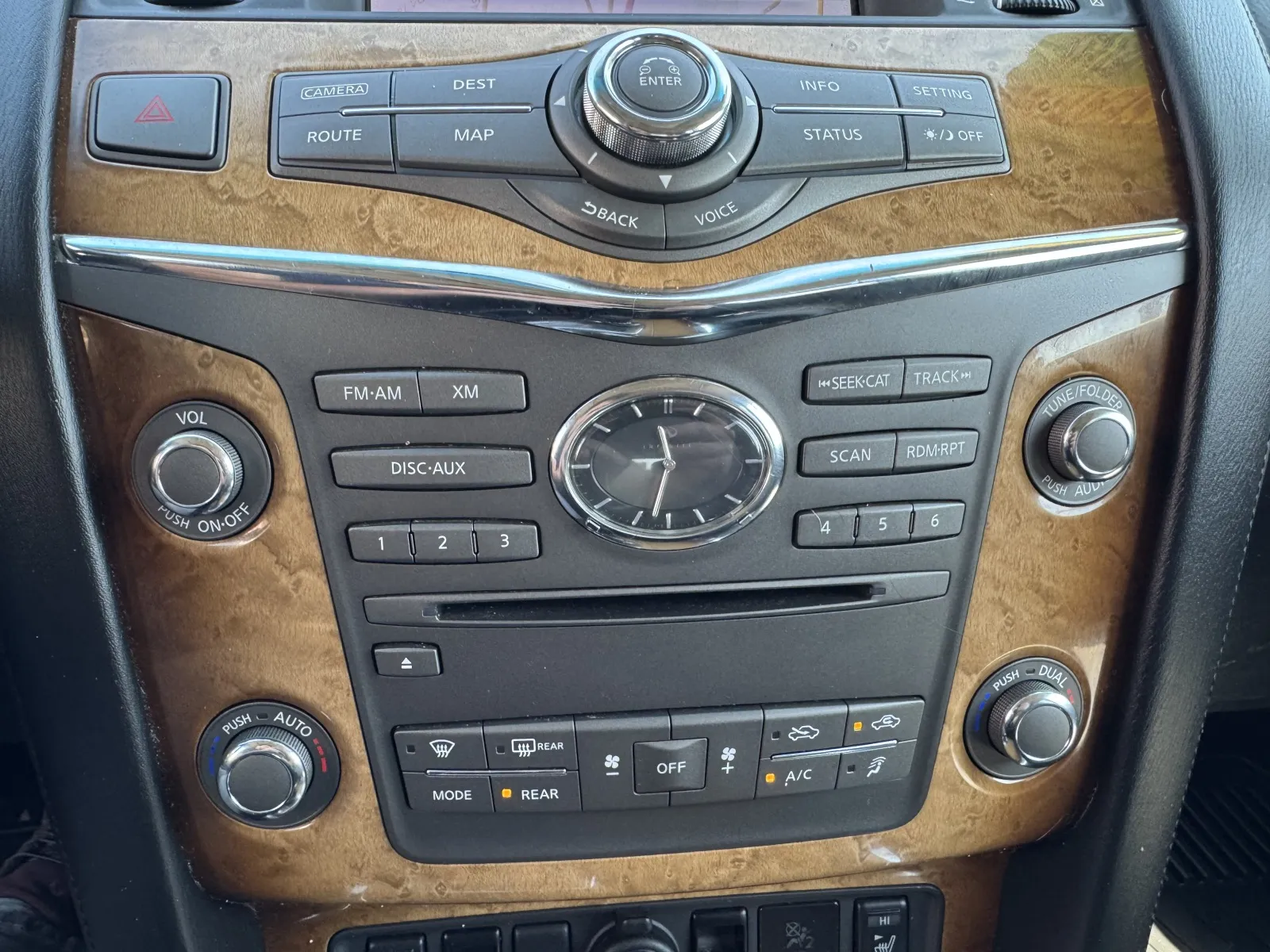 Infiniti QX56 photo 30