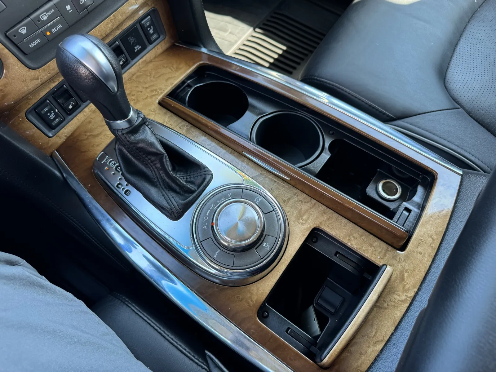 Infiniti QX56 photo 33