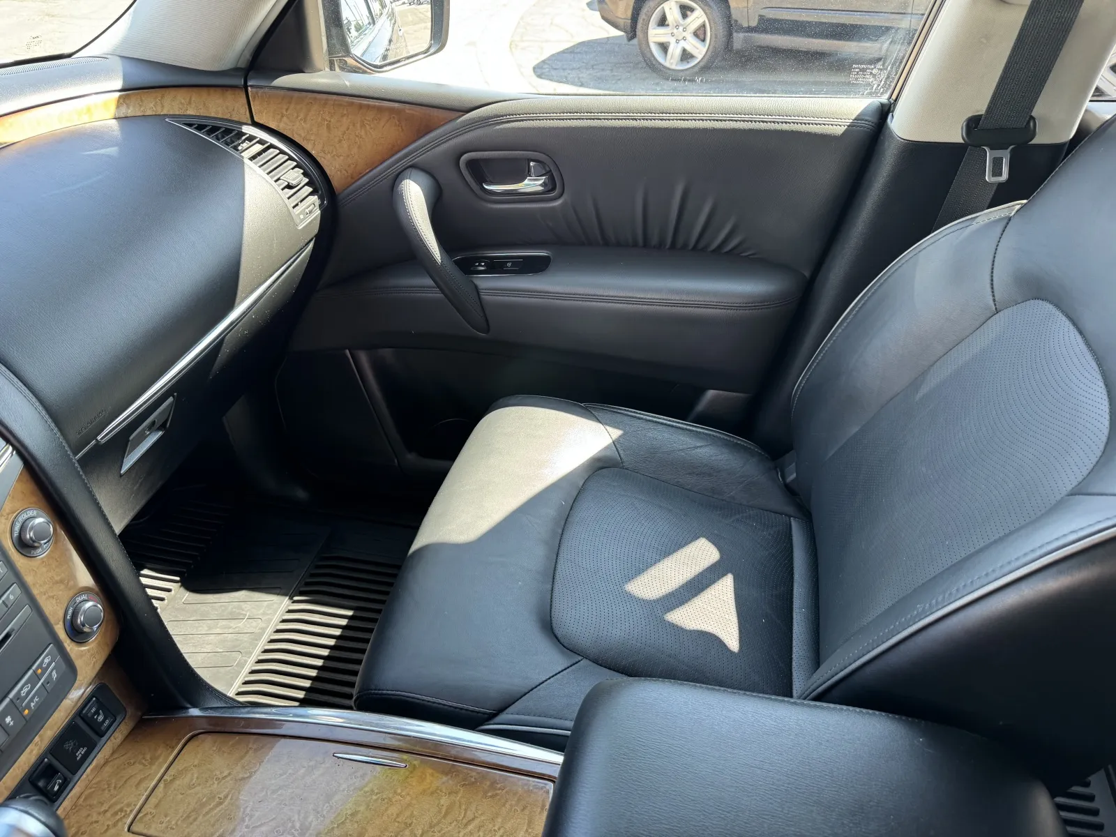 Infiniti QX56 photo 34