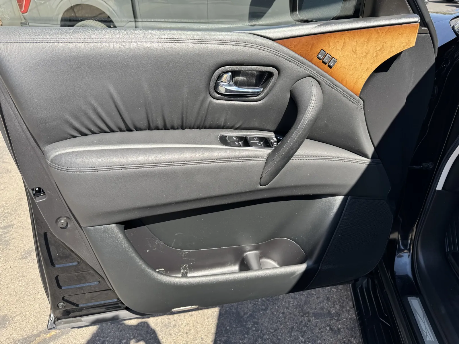 Infiniti QX56 photo 18