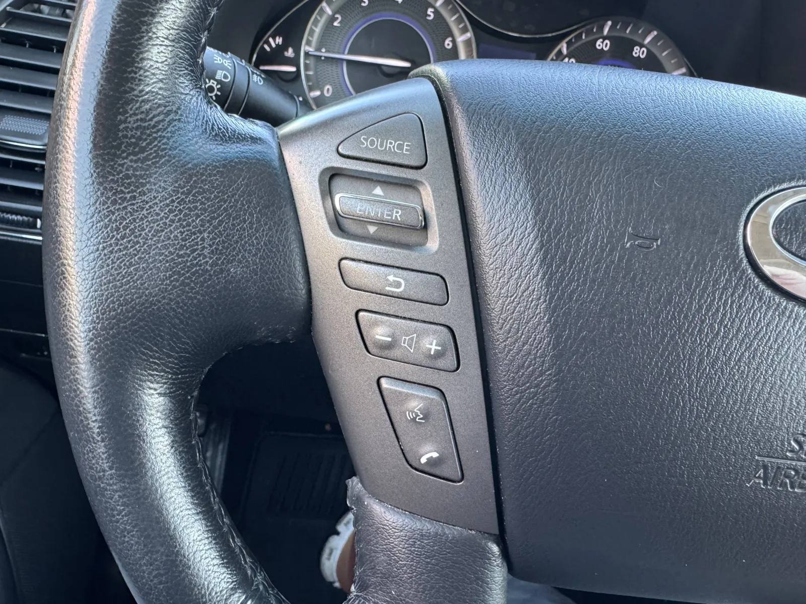 Infiniti QX56 photo 24