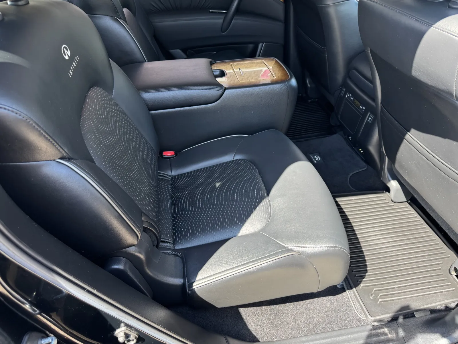 Infiniti QX56 photo 43