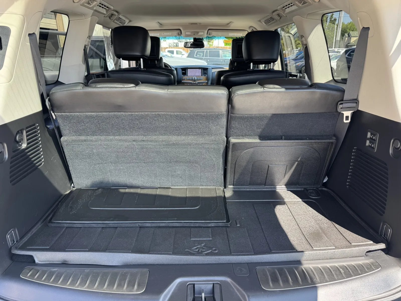 Infiniti QX56 photo 45