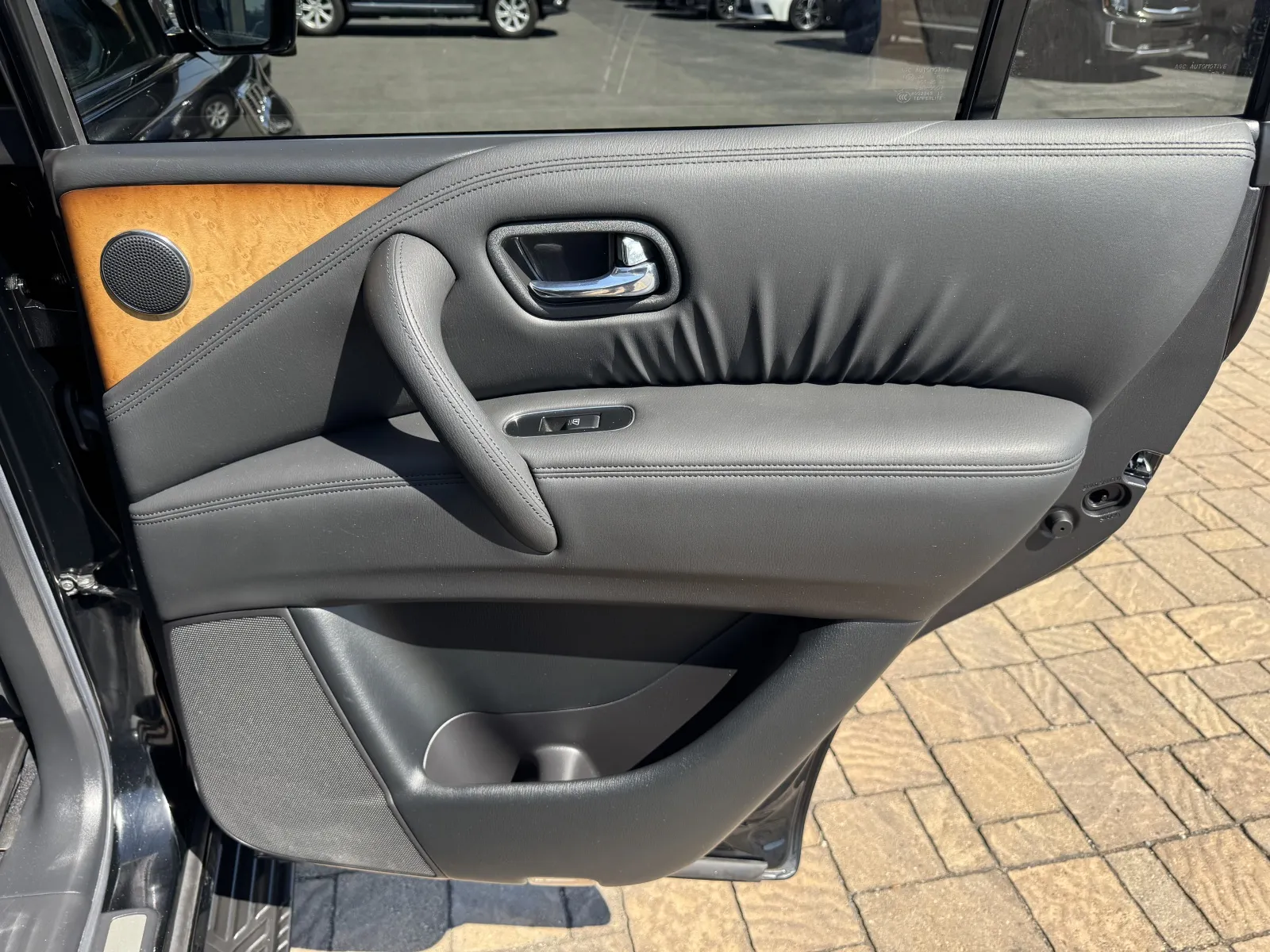Infiniti QX56 photo 42