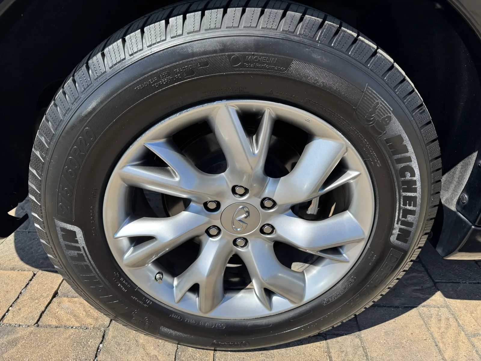 Infiniti QX56 photo 11