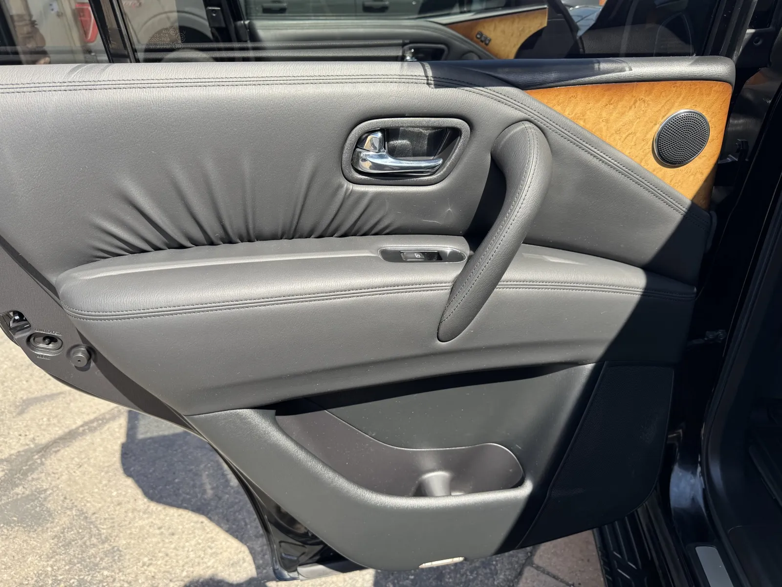 Infiniti QX56 photo 35
