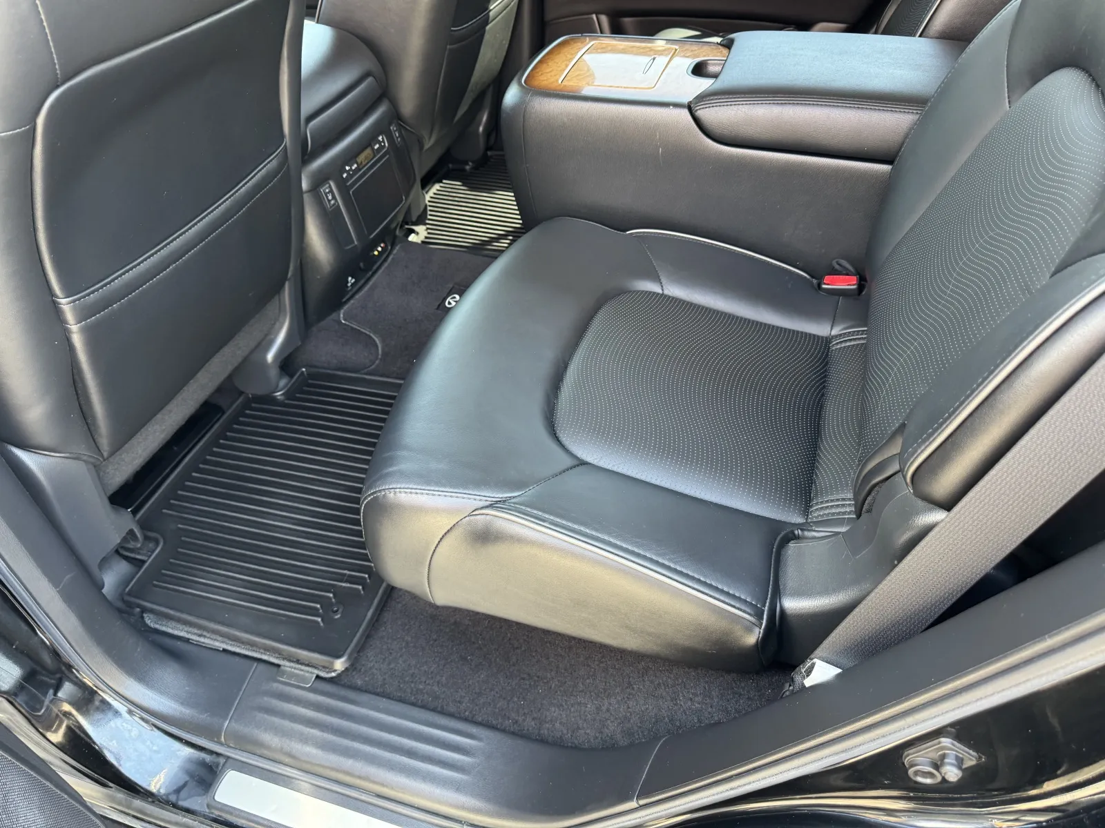 Infiniti QX56 photo 36