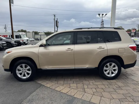 More photos of 2013 Toyota Highlander SE at Budget Motors, NV