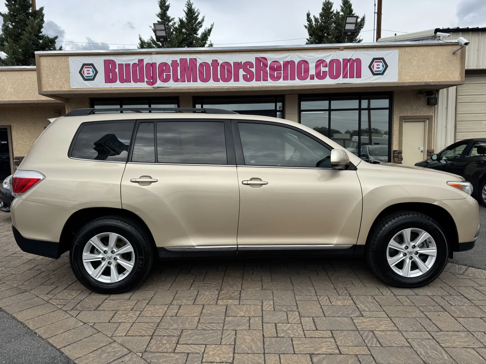 Beige 2013 Toyota Highlander SE for sale in Reno, NV
