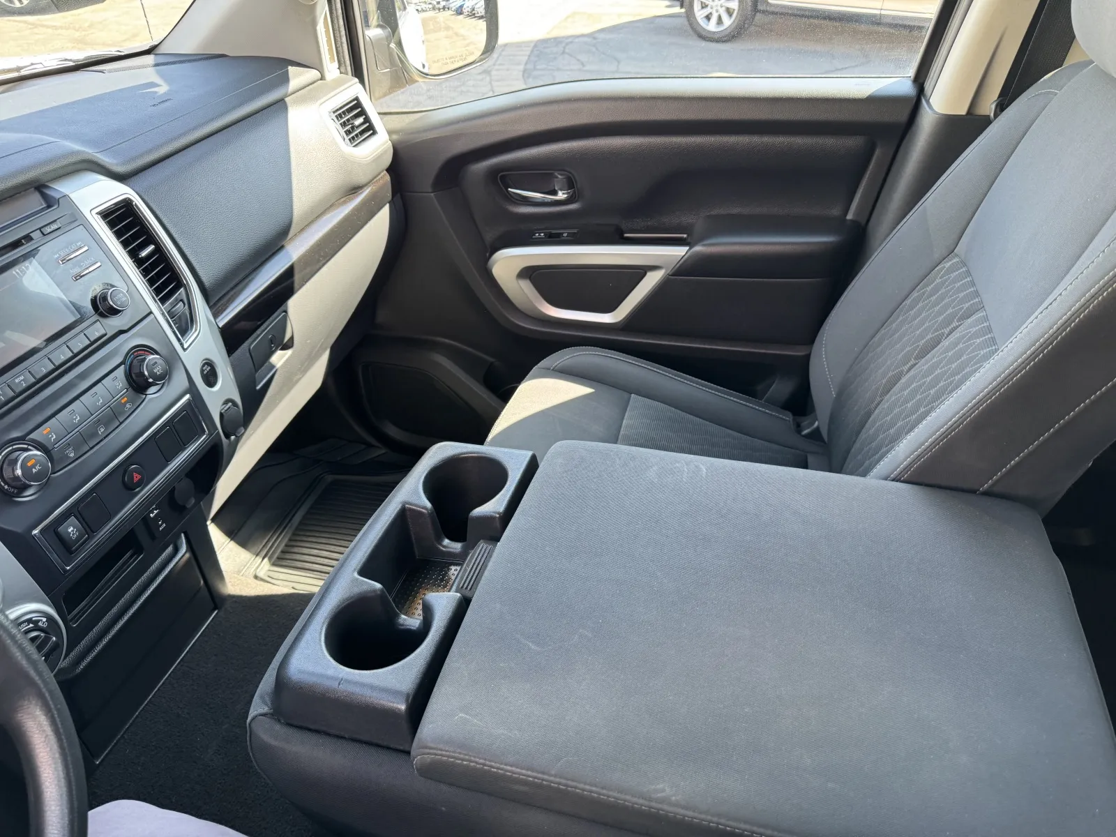 Nissan Titan photo 25