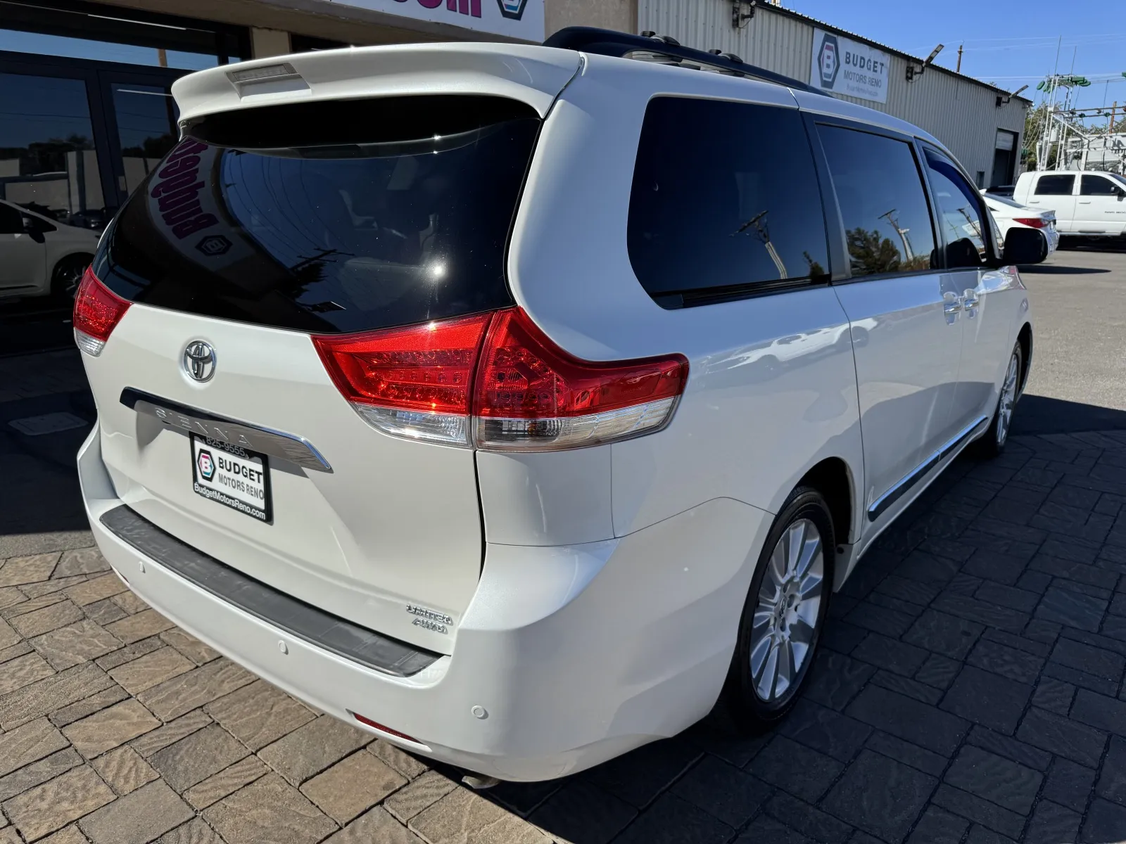 Toyota Sienna photo 2