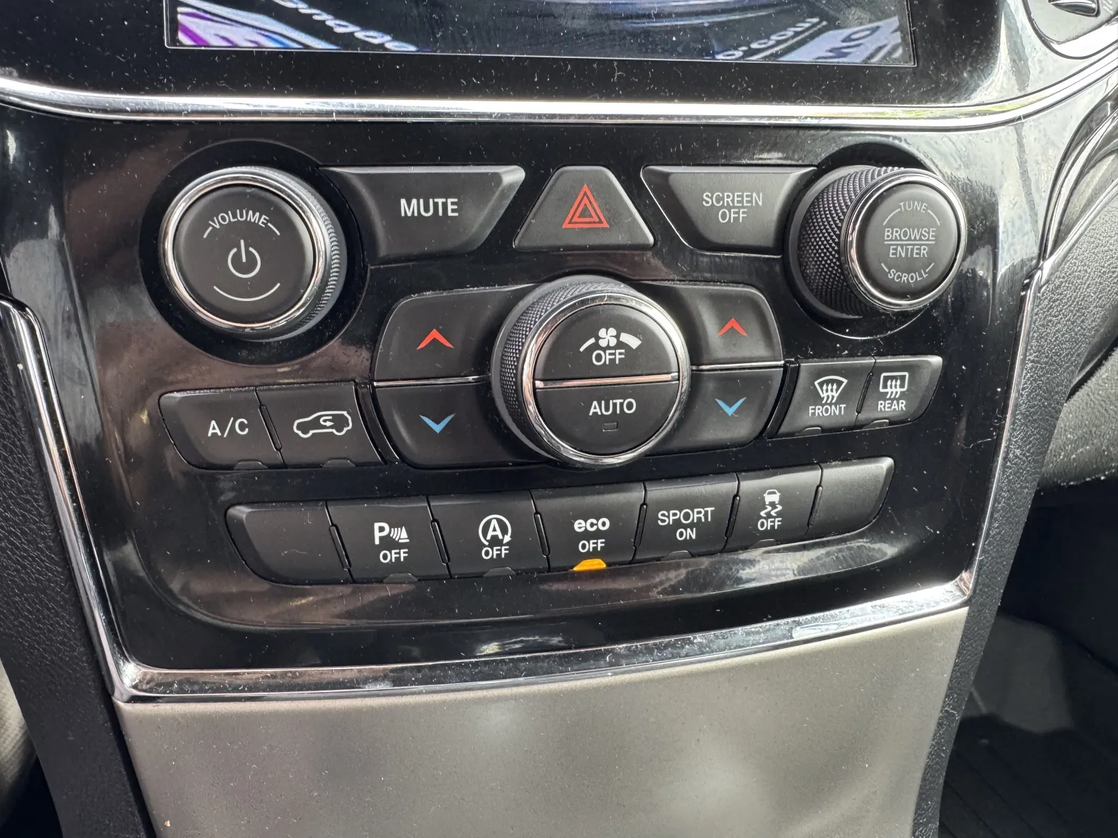 Jeep Grand Cherokee photo 32