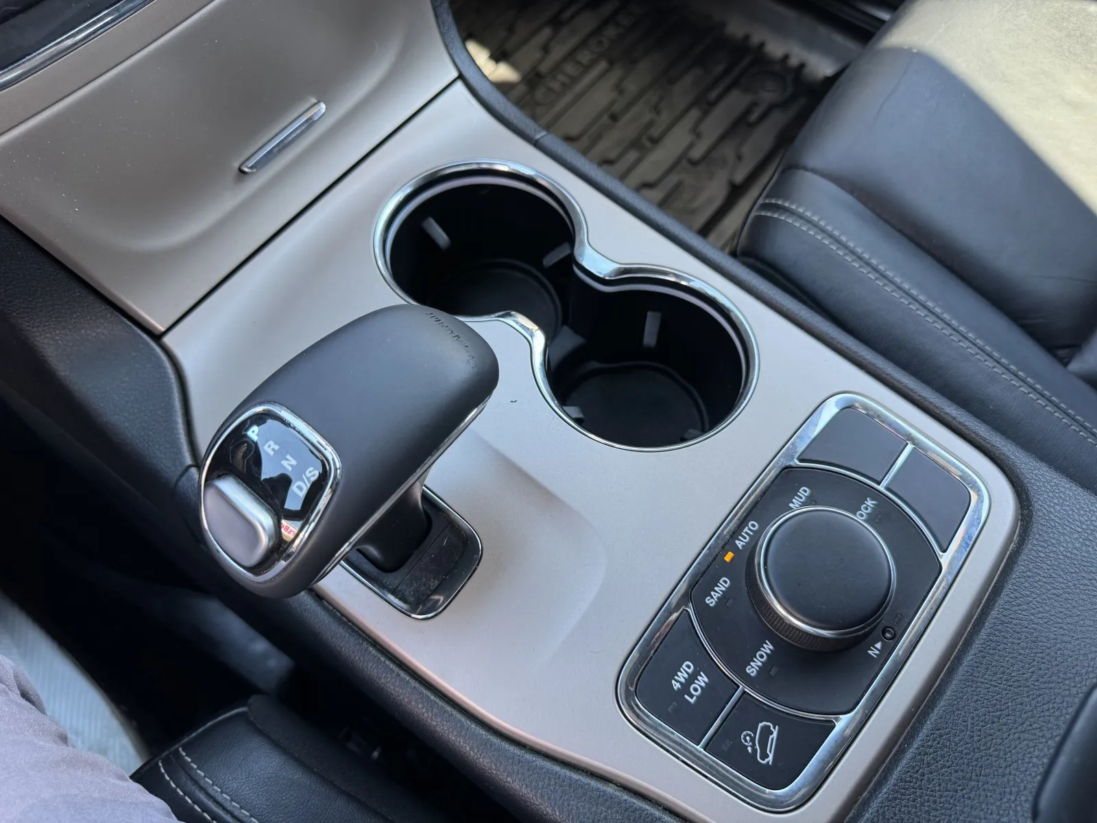 Jeep Grand Cherokee photo 32
