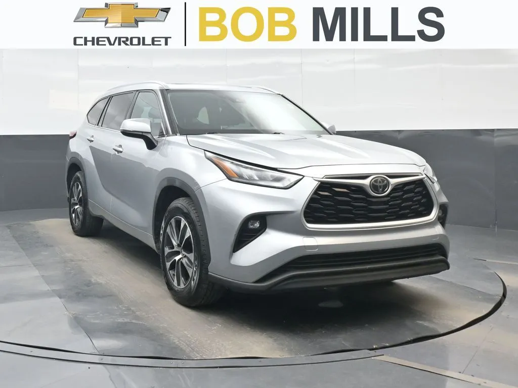 Silver 2020 Toyota Highlander XLE for sale in Darlington, SC