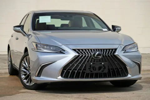 More photos of 2025 Lexus ES 300h Luxury at DRIVE A DREAM, GA