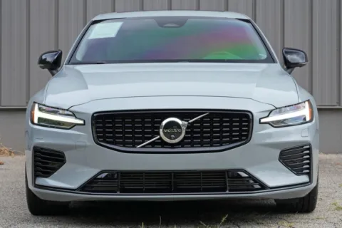 More photos of 2024 Volvo S60 Recharge Plug-In Hybrid Plus Dark Theme at DRIVE A DREAM, GA