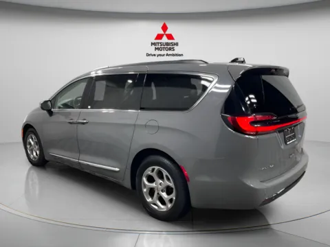 More photos of 2023 Chrysler Pacifica Limited at Countryside Mitsubishi, IL