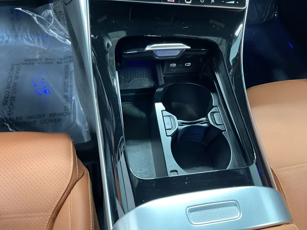 2025 Mercedes-Benz C-Class Sedan C 300 - Photo 13