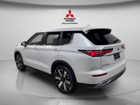 More photos of 2026 Mitsubishi Outlander SE at Countryside Mitsubishi, IL