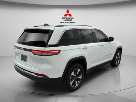 More photos of 2023 Jeep Grand Cherokee 4xe at Countryside Mitsubishi, IL