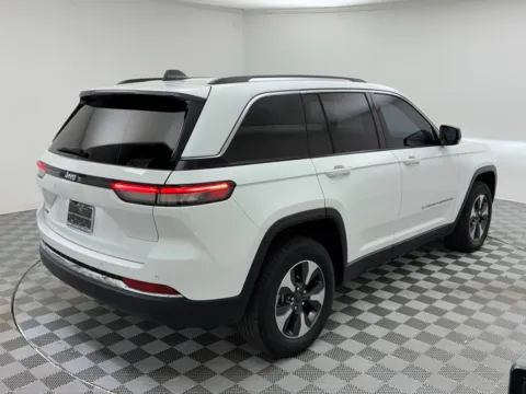 More photos of 2023 Jeep Grand Cherokee 4xe at Countryside Mitsubishi, IL
