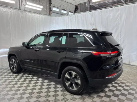 More photos of 2024 Jeep Grand Cherokee 4xe at Countryside Mitsubishi, IL