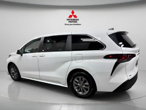 More photos of 2025 Toyota Sienna LE at Countryside Mitsubishi, IL