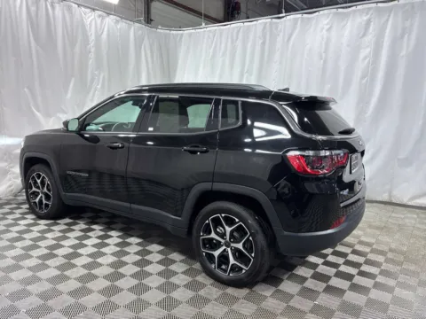 More photos of 2025 Jeep Compass Limited at Countryside Mitsubishi, IL