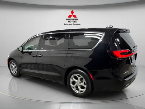 More photos of 2024 Chrysler Pacifica Limited at Countryside Mitsubishi, IL