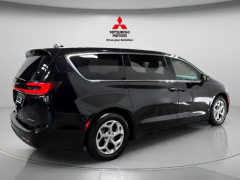 Another view of 2024 Chrysler Pacifica Limited for sale in Countryside, IL at Countryside Mitsubishi