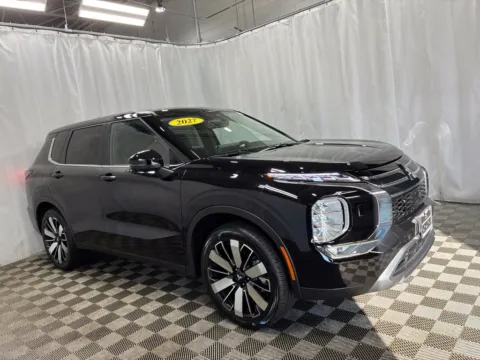 Photos of 2027 Mitsubishi Outlander SE for sale in Countryside, IL at Countryside Mitsubishi