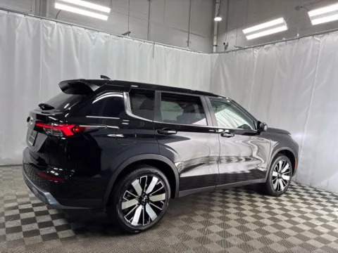 Another view of 2027 Mitsubishi Outlander SE for sale in Countryside, IL at Countryside Mitsubishi