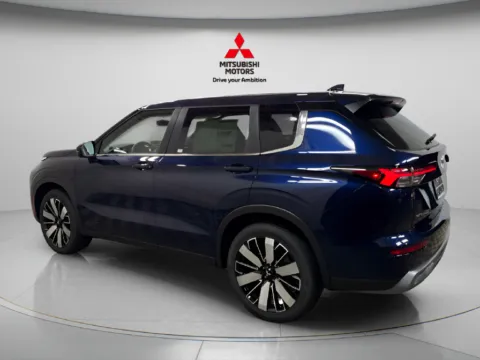 More photos of 2027 Mitsubishi Outlander SE at Countryside Mitsubishi, IL