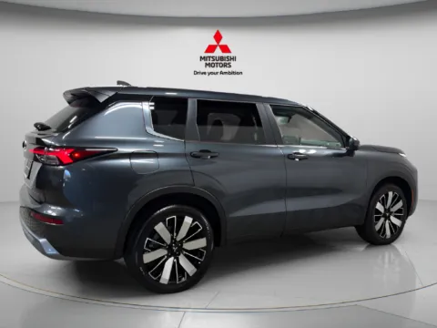 Another view of 2027 Mitsubishi Outlander SE for sale in Countryside, IL at Countryside Mitsubishi