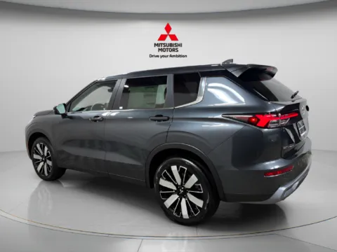 More photos of 2027 Mitsubishi Outlander SE at Countryside Mitsubishi, IL