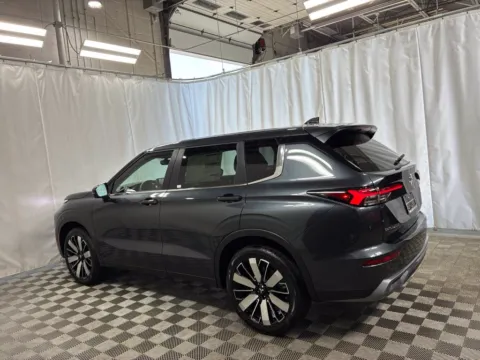 More photos of 2027 Mitsubishi Outlander SE at Countryside Mitsubishi, IL