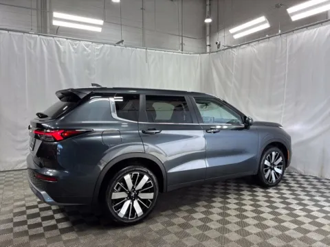 Another view of 2027 Mitsubishi Outlander SE for sale in Countryside, IL at Countryside Mitsubishi