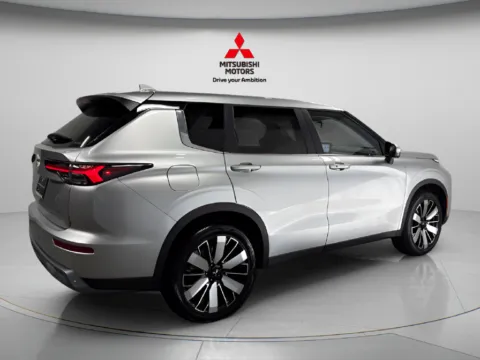 Another view of 2027 Mitsubishi Outlander SE for sale in Countryside, IL at Countryside Mitsubishi