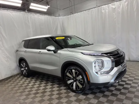 Photos of 2027 Mitsubishi Outlander SE for sale in Countryside, IL at Countryside Mitsubishi