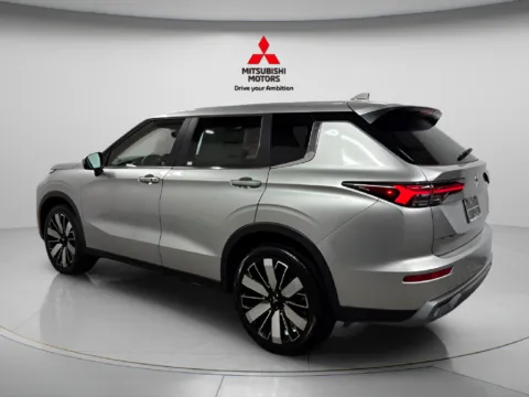 More photos of 2027 Mitsubishi Outlander SE at Countryside Mitsubishi, IL