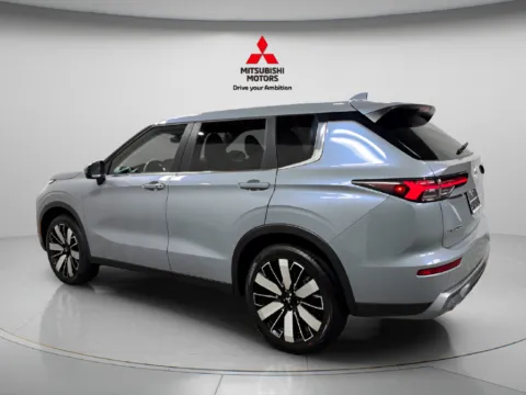 More photos of 2027 Mitsubishi Outlander SE at Countryside Mitsubishi, IL