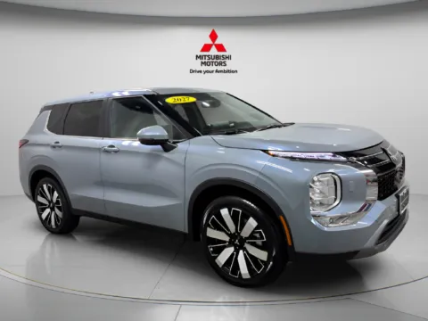 Photos of 2027 Mitsubishi Outlander SE for sale in Countryside, IL at Countryside Mitsubishi