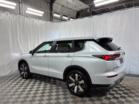 More photos of 2027 Mitsubishi Outlander SE at Countryside Mitsubishi, IL