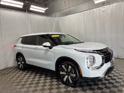 Photos of 2027 Mitsubishi Outlander SE for sale in Countryside, IL at Countryside Mitsubishi