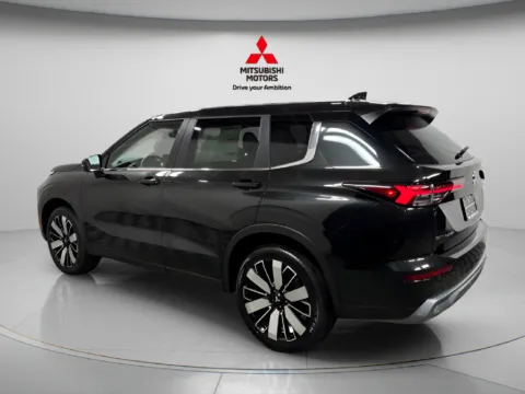 More photos of 2027 Mitsubishi Outlander SE at Countryside Mitsubishi, IL