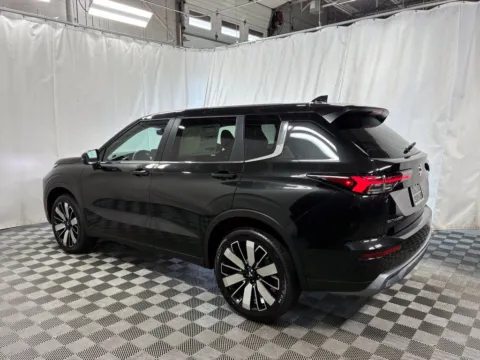 More photos of 2027 Mitsubishi Outlander SE at Countryside Mitsubishi, IL