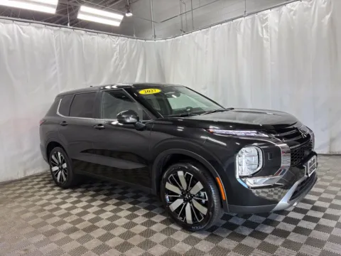 Photos of 2027 Mitsubishi Outlander SE for sale in Countryside, IL at Countryside Mitsubishi