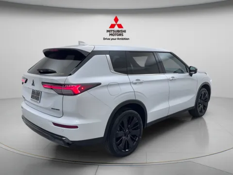 More photos of 2026 Mitsubishi Outlander LE at Jidd Motors Mitsubishi, IL