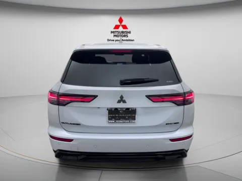 More photos of 2026 Mitsubishi Outlander LE at Jidd Motors Mitsubishi, IL